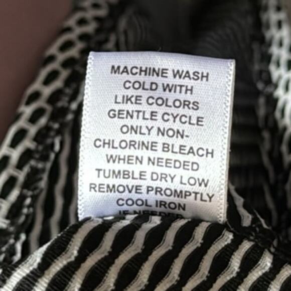 ELLE TEXTURED PRINT SHORT SLEEVE TOP BLACK AND WHITE SIZE SMALL - Picture 5 of 5